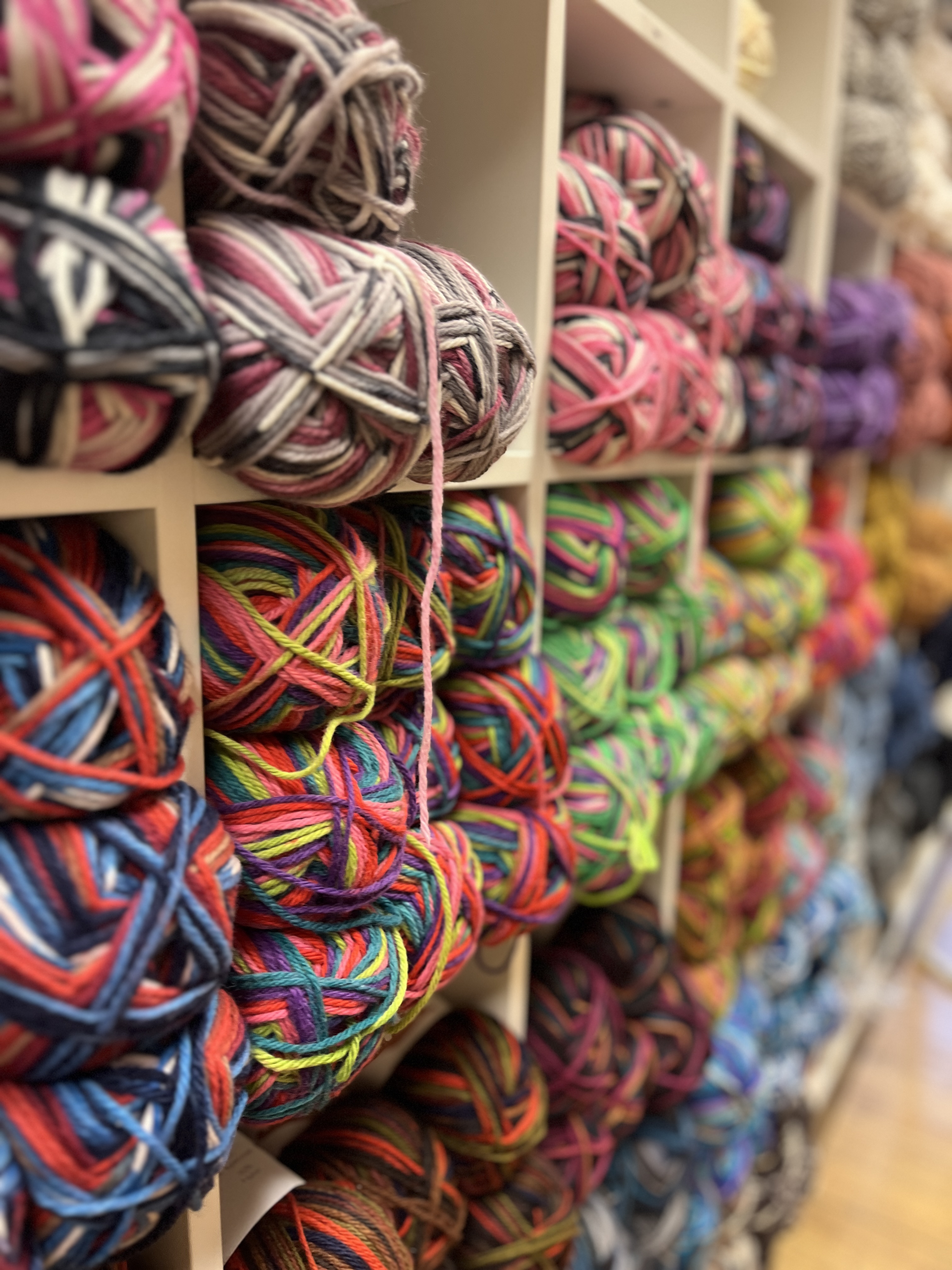 Fargerikt garn i hyller