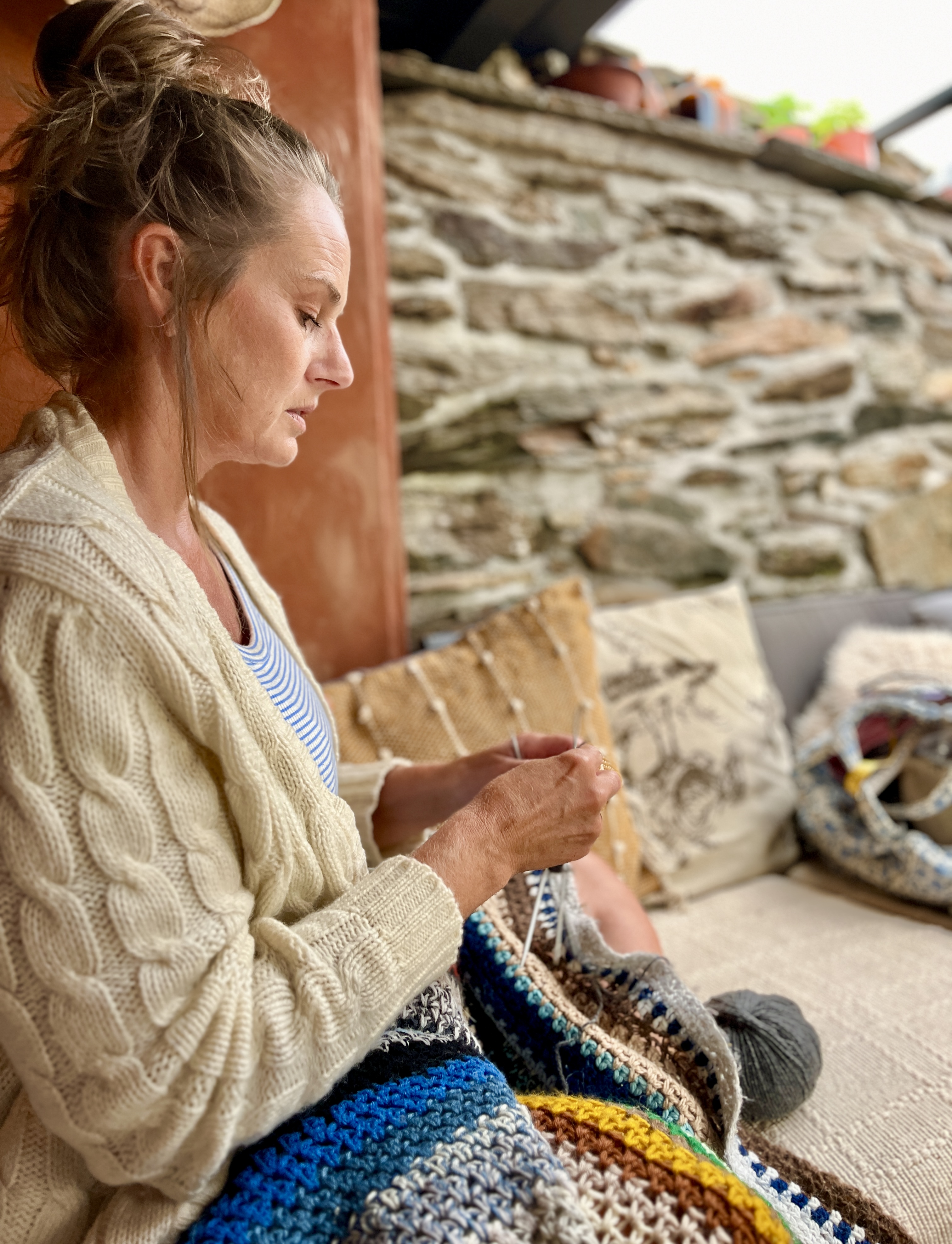 Person strikker i naturlig omgivelse