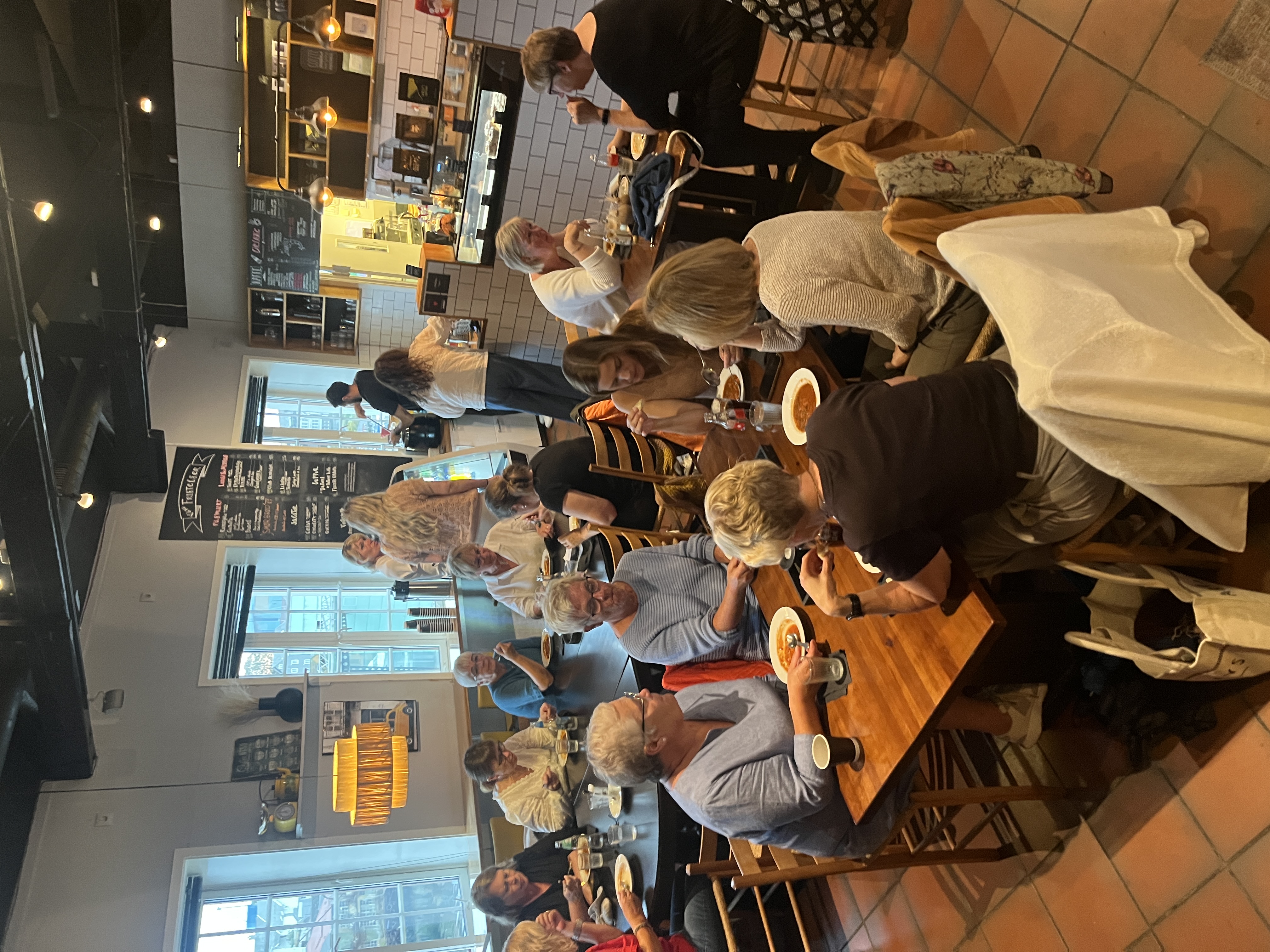 Gruppe som strikker sammen